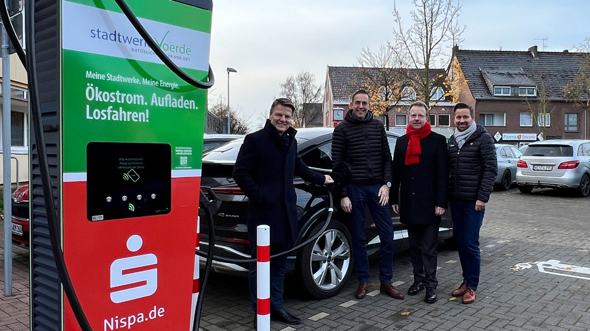 Einweihung der neuen Ladesäule am Marktplatz Friedrichsfeld mit Voerdes Bürgermeister Dirk Haarmann, Jan-Paul Hagedorn (techn. Geschäftsführer SWV), Michael Süselbeck (Niederrheinische Sparkasse RheinLippe) und Alexander Hauser (Prokurist SWV).